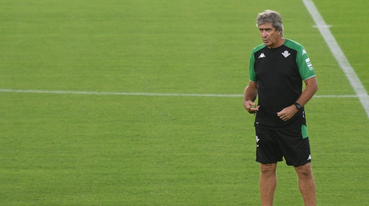Manuel Pellegrini, durante un entrenamiento en el Benito Villamarín