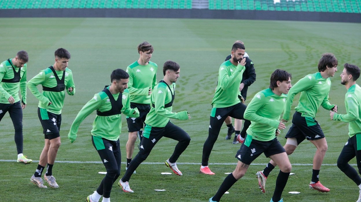 Los jugadores del Real Betis, en un entrenamiento celebrado en el estadio Benito Villamarín