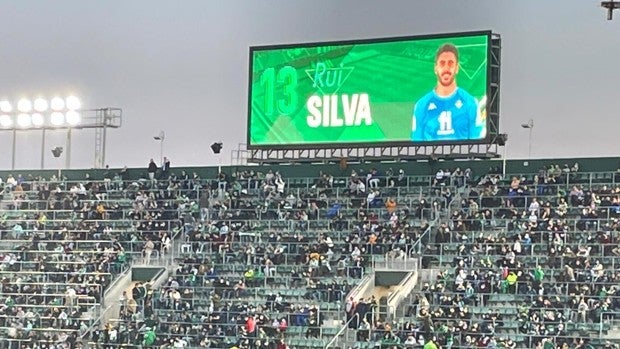 La ovación del Villamarín a Rui Silva