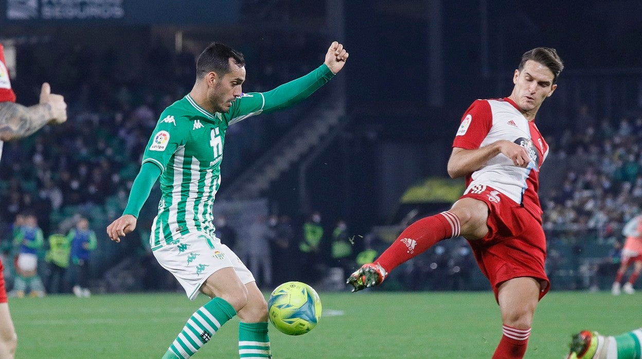Juanmi intenta recortar a Denis Suárez durante el Betis - Celta
