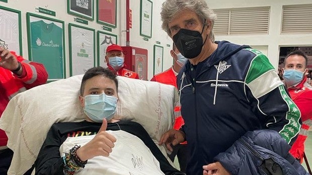 Muere Miguel Toral, el joven bético que siguió al Betis en camilla por toda España