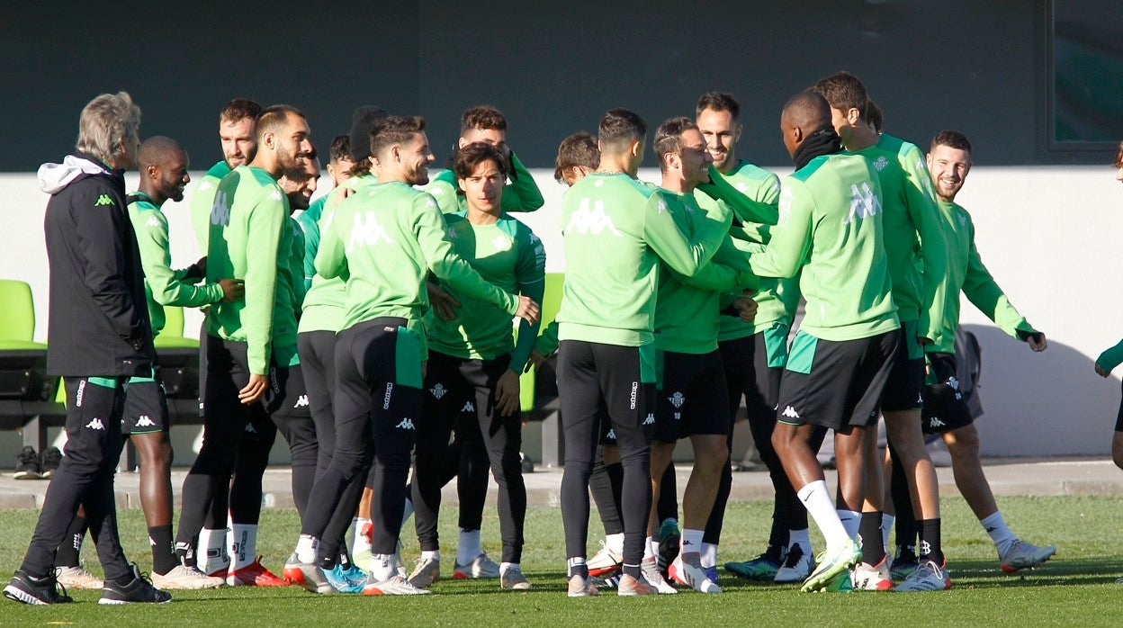 Guardado, junto a sus compañeros, en el inicio del entrenamiento de esta mañana