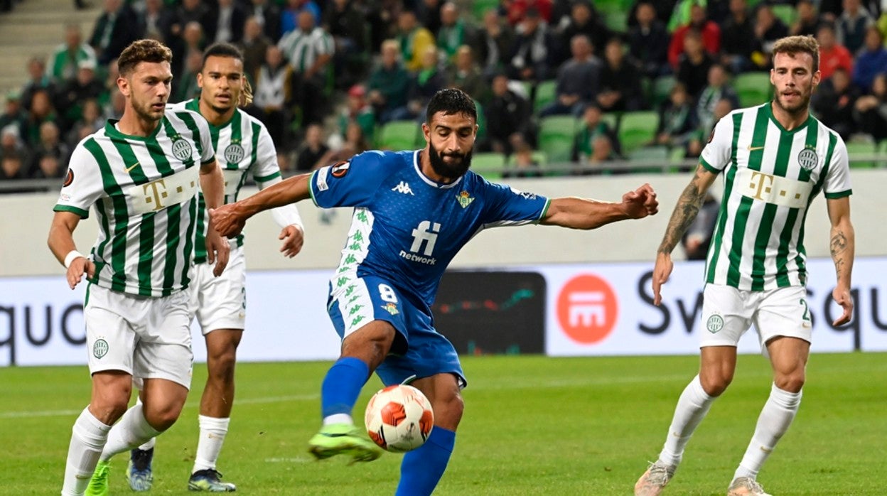 Fekir, en el momento de disparar a gol en el Ferencvaros - Betis de la Europa League