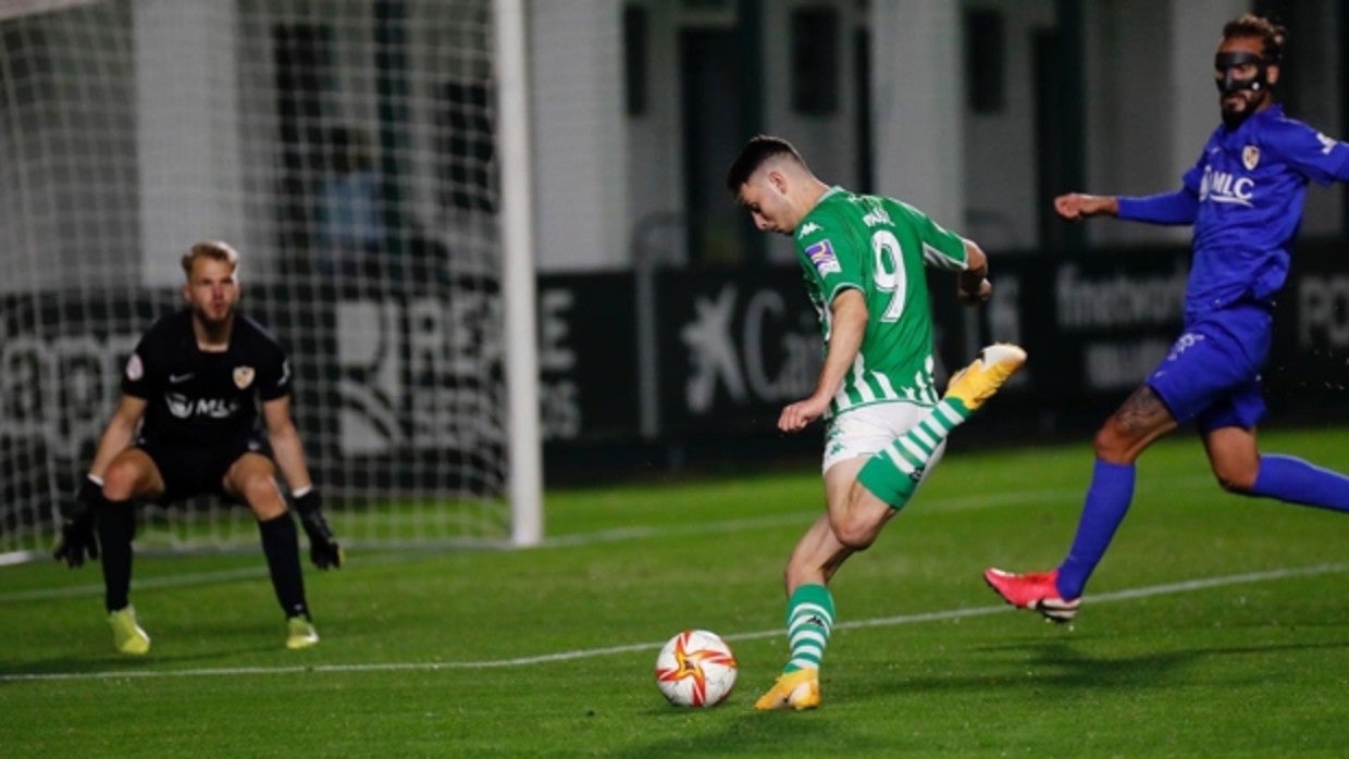 Raúl se dispone a marcar su último gol frente al Linares