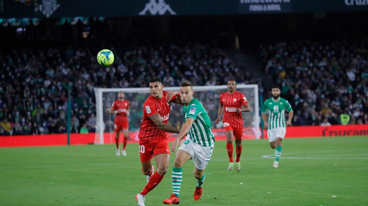 Diego Carlos y Canales pugnan por un balón en el derbi liguero de esta temporada