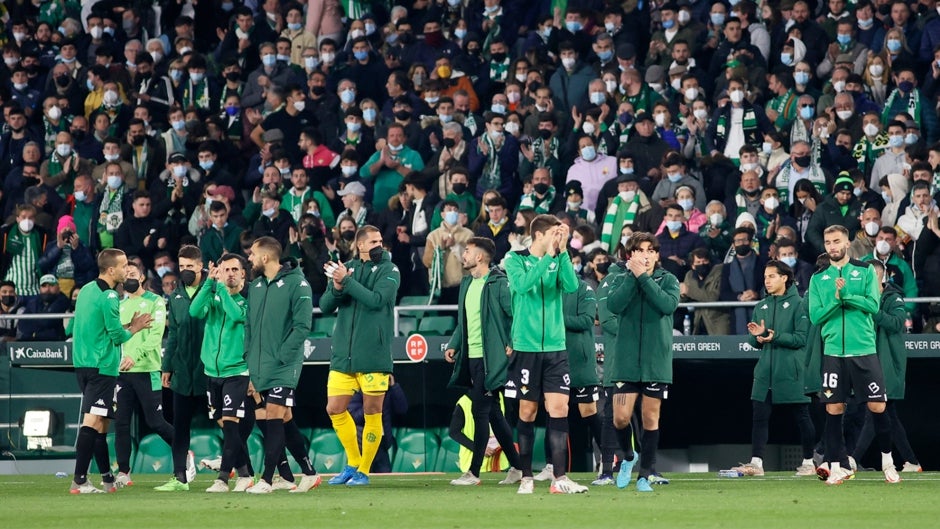 El aplauso de la resignación del Betis a sus aficionados tras la suspensión del derbi