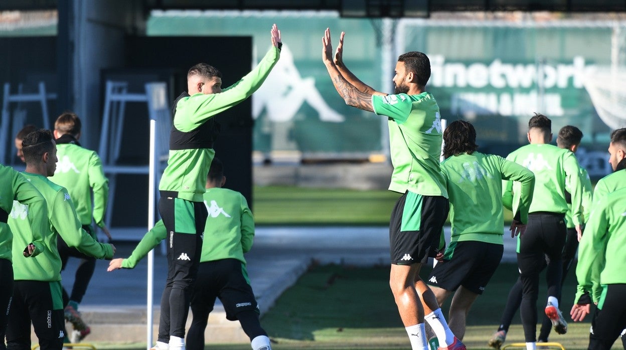 Aitor y Willian José saltan y chocan sus manos en un ejercicio durante un entrenamiento del Betis de esta semana