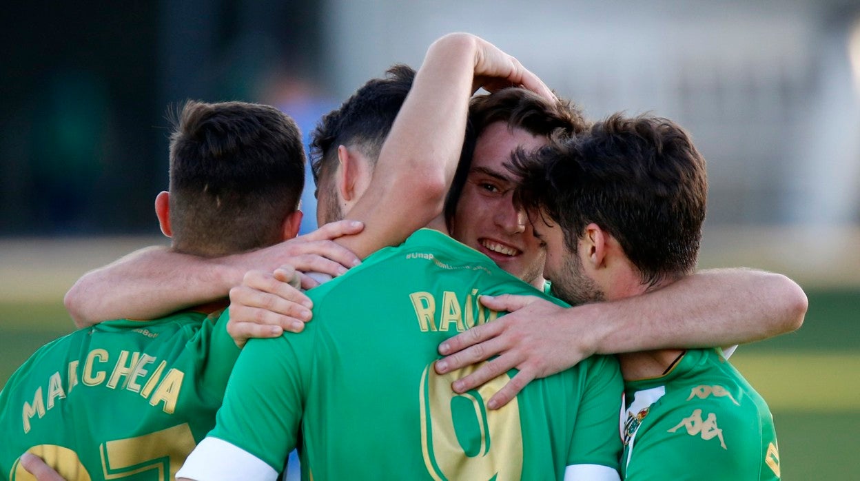 Raúl recibe el abrazo de sus compañeros del filial en un gol del curso pasado