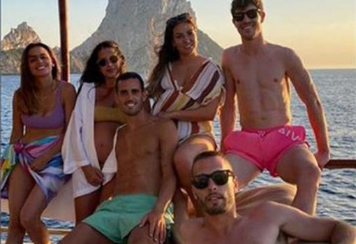 Las vacaciones de Juanmi, Canales y Aritz Elustondo con sus parejas en Ibiza en 2020