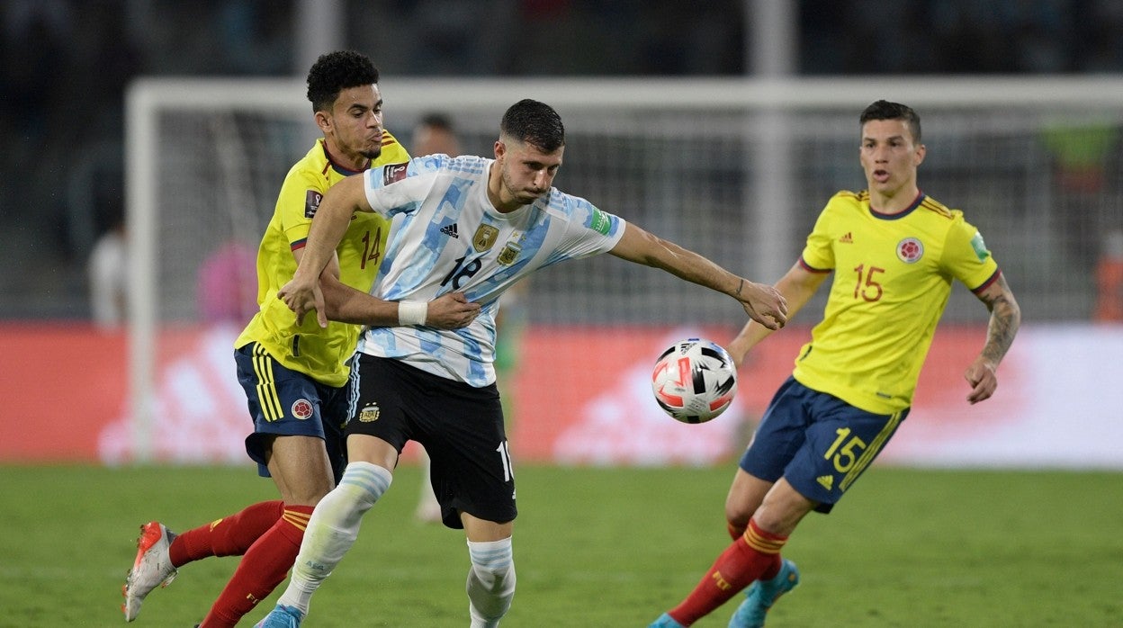 Guido pelea un balón con Luis Díaz en el Argentina - Colombia