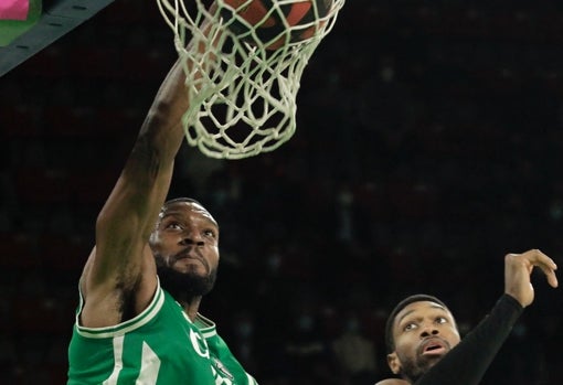 Brown, machacando el aro del Urbas Fuenlabrada