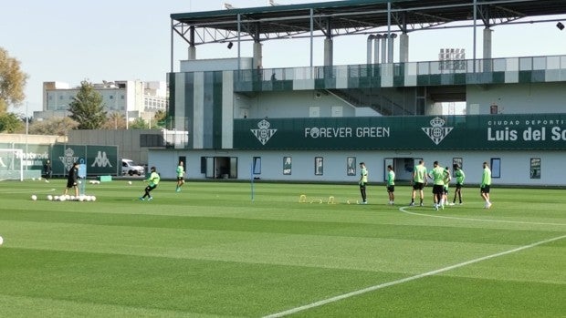 La plantilla del Betis ya prepara el encuentro ante el Levante