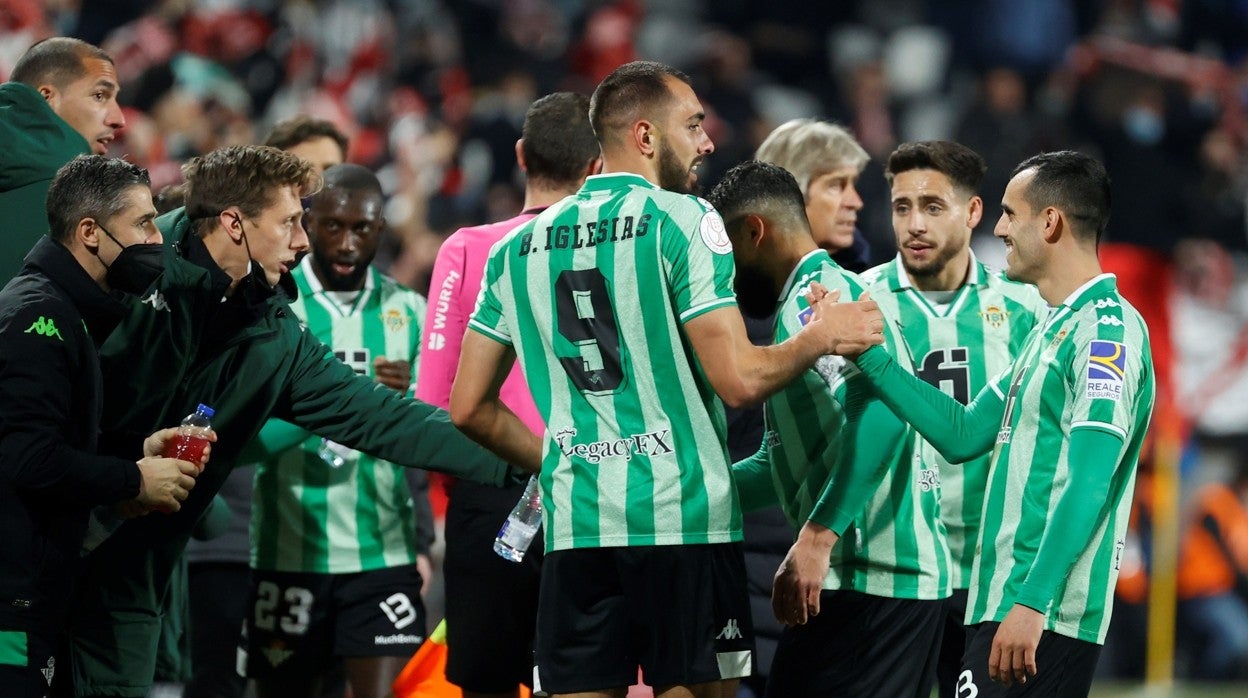 Borja Iglesias, de espaldas, celebra el gol que marcó al Rayo Vallecano en la ida de las semifinales de la Copa del Rey