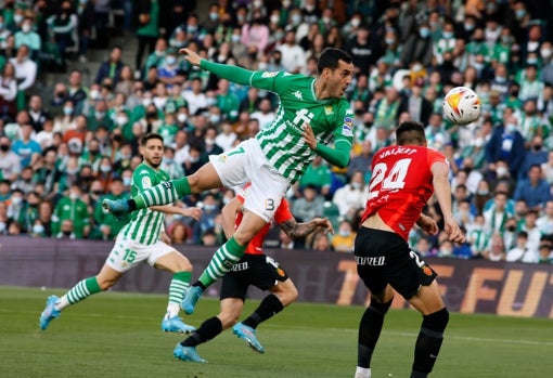 Juanmi intenta un remate ante Valjent durante el Betis - Mallorca