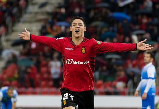 Álex Moreno celebra un gol con el Real Mallorca