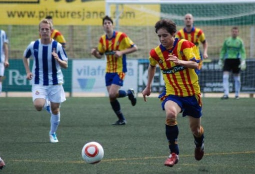 Álex Moreno avanza por la banda en su etapa en el Vilafranca