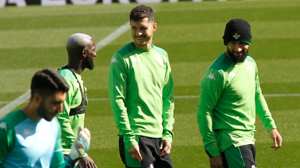 Sabaly, Guido Rodríguez y Fekir, durante el entrenamiento del Betis en el estadio Benito Villamarín