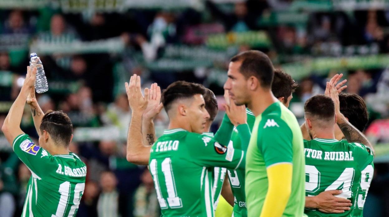 Los jugadores del Real Betis celebran el pase a octavos en el Villamarín
