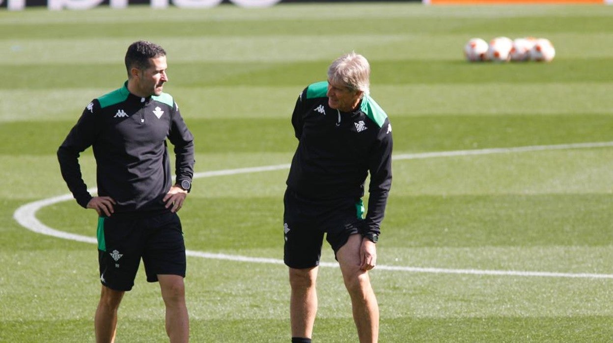 Pellegrini dialoga con Fernando en el entrenamiento oficial de la UEFA previo al Betis - Zenit