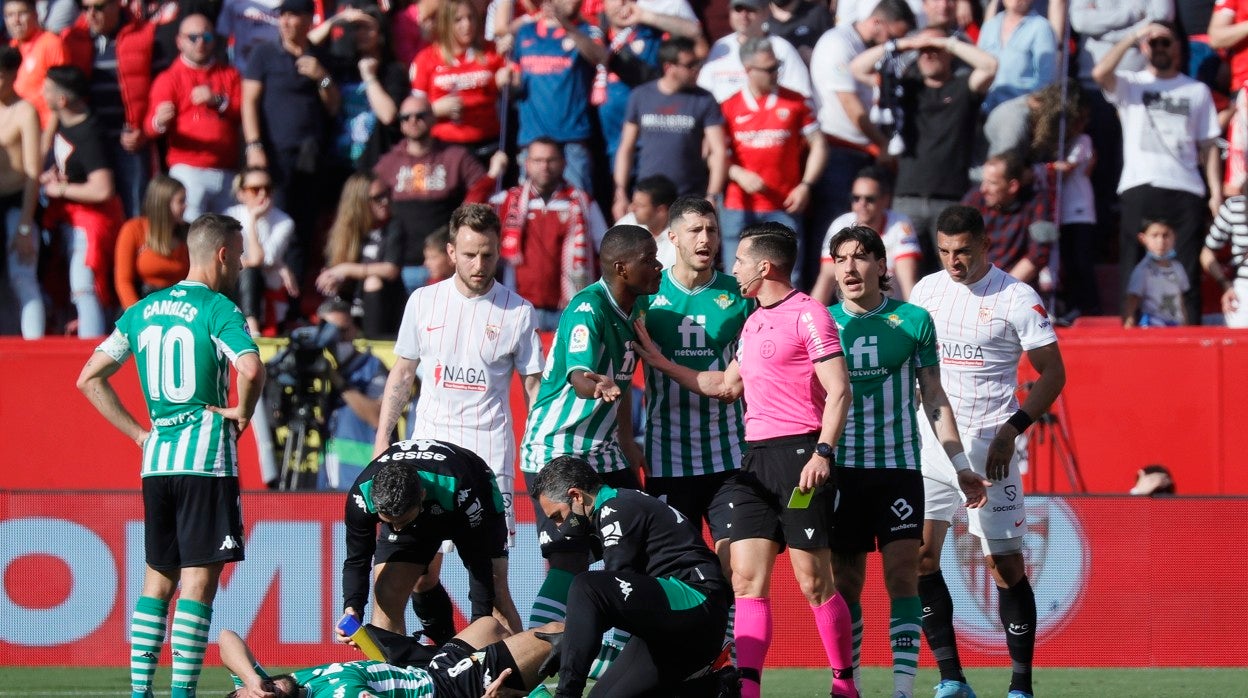 William Carvalho le protesta a Del Cerro Grande por amonestar sólo con amarilla a Acuña tras lesionar a Fekir en el derbi Sevilla - Betis