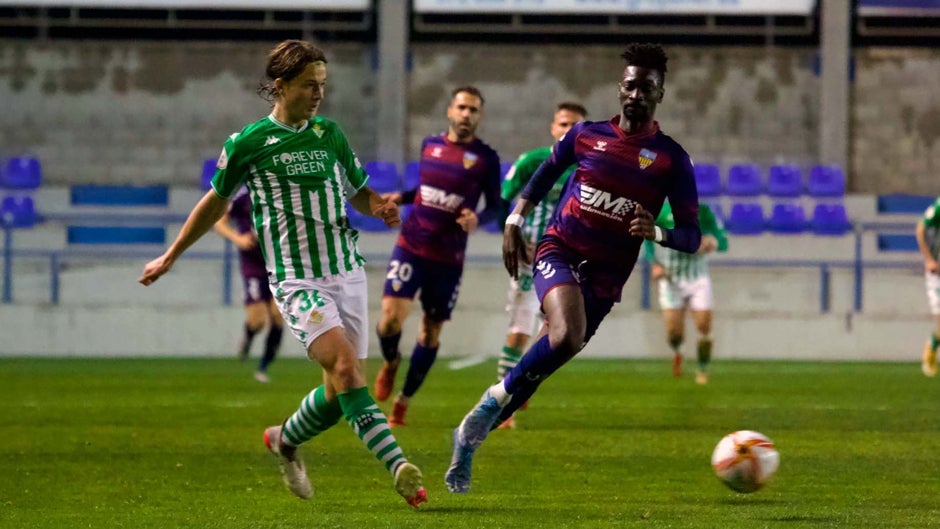 Costa Brava - Betis Deportivo: Un doblete de Raúl lidera una reacción que espera llegar a tiempo (1-2)