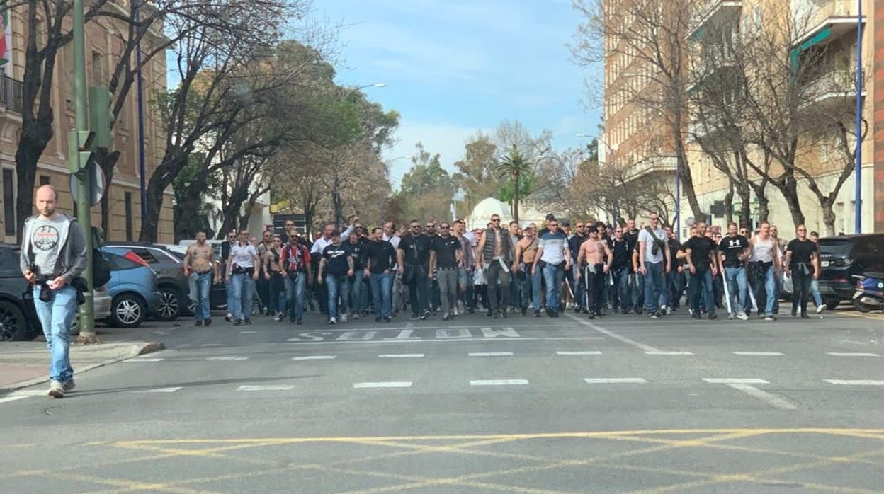 Los aficionados del Eintracht, en una calle cercana al Puerto de Sevilla y la Avenida de las Razas