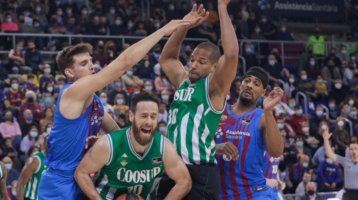 Almazán protege la pelota en el Barcelona - Coosur Betis