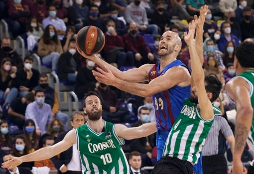 Calathes, intentando dejar una bandeja en el Barcelona - Coosur Betis