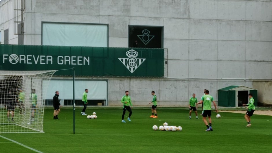Álex Moreno, Rui Silva, Tello y Guardado inician el entrenamiento con el grupo