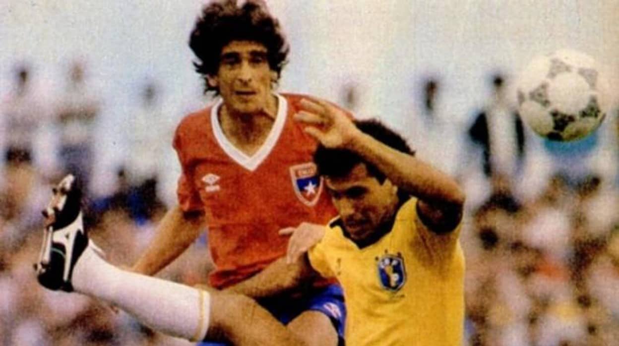 Manuel Pellegrini despeja un balón durante el Brasil - Chile de 1986