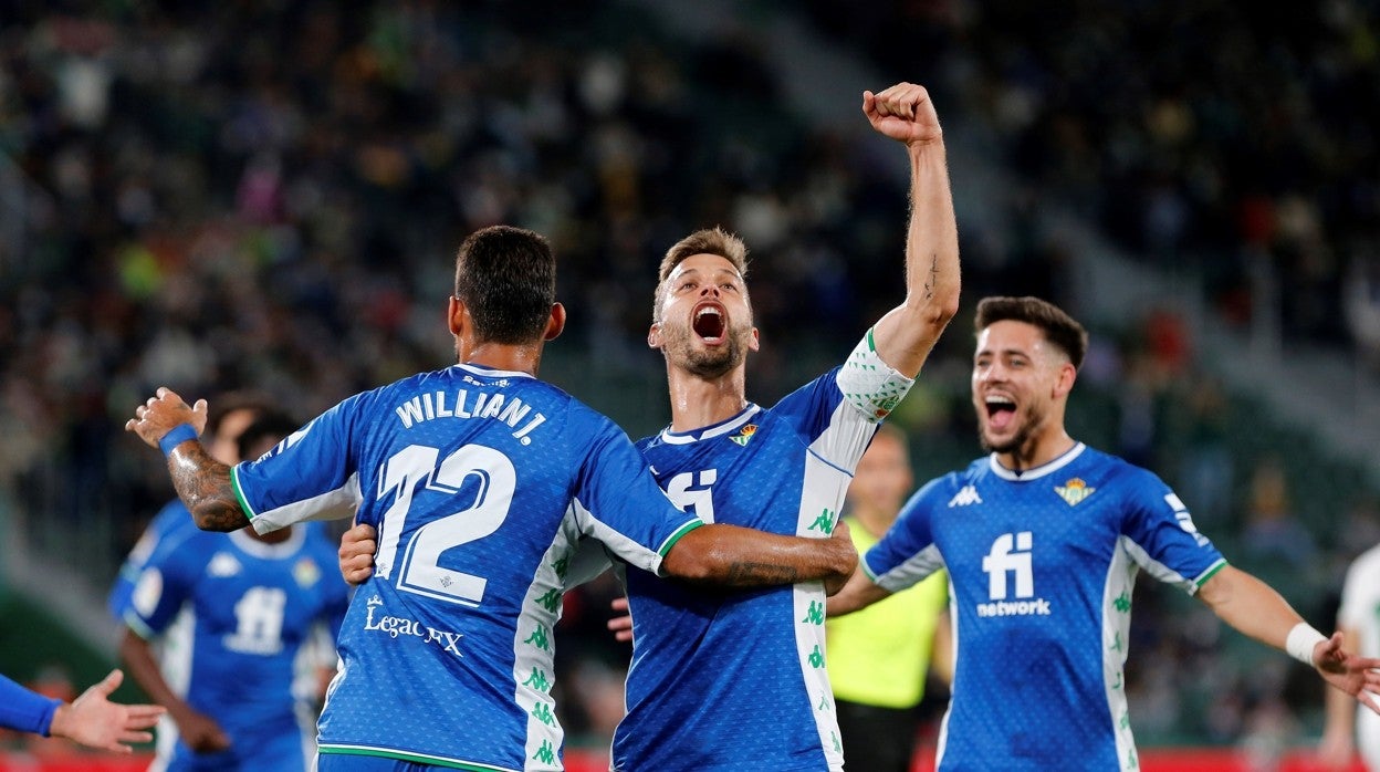 Canales celebra con Willian José y Álex Moreno uno de los goles del Betis ante el Elche