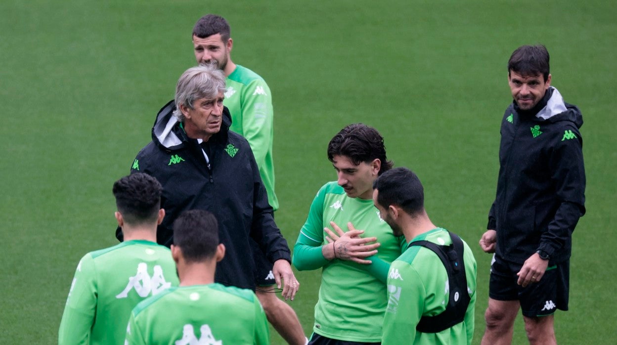 Pellegrini y varios futbolistas del Real Betis, en el inicio de un entrenamiento