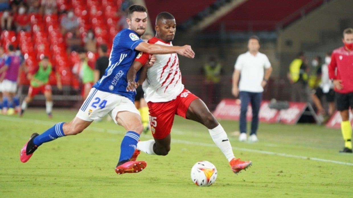 Akieme pugna por un balón durante el Almería - Oviedo