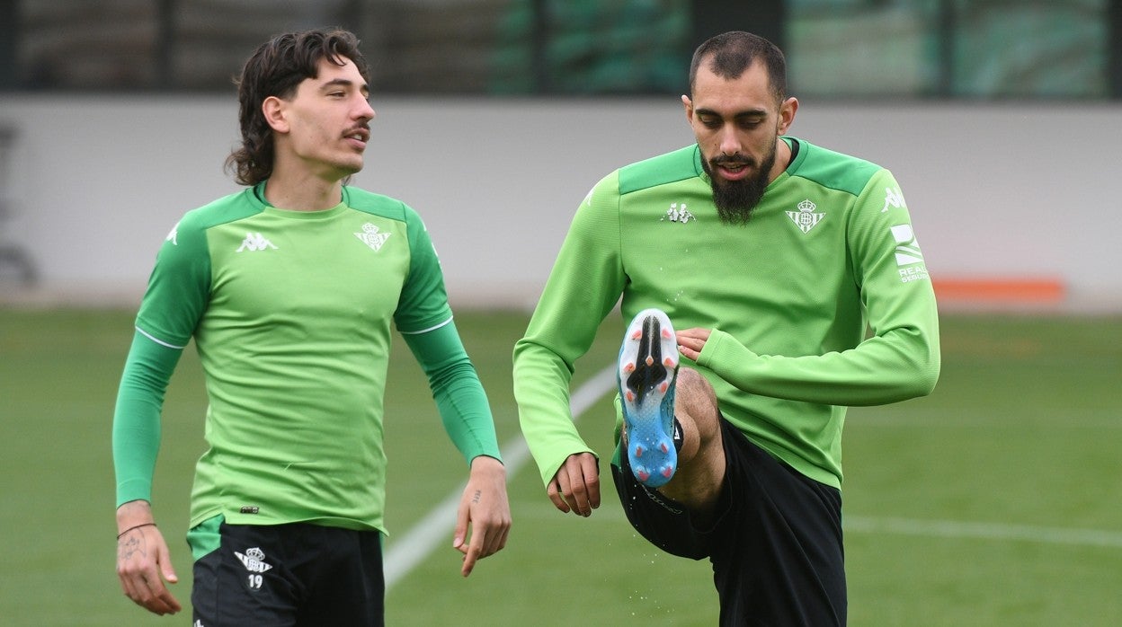Bellerín se ejercita junto a Borja Iglesias durante la sesión del Betis de ayer
