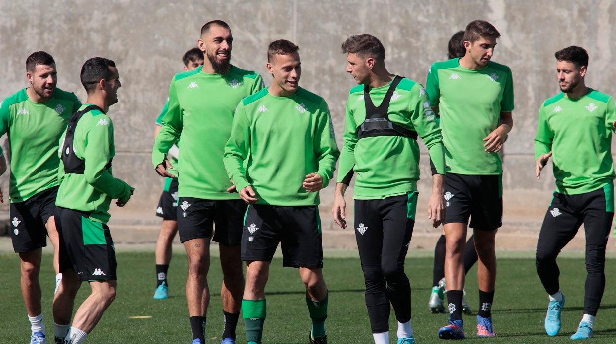 Los jugadores del Betis durante el entrenamiento de este viernes