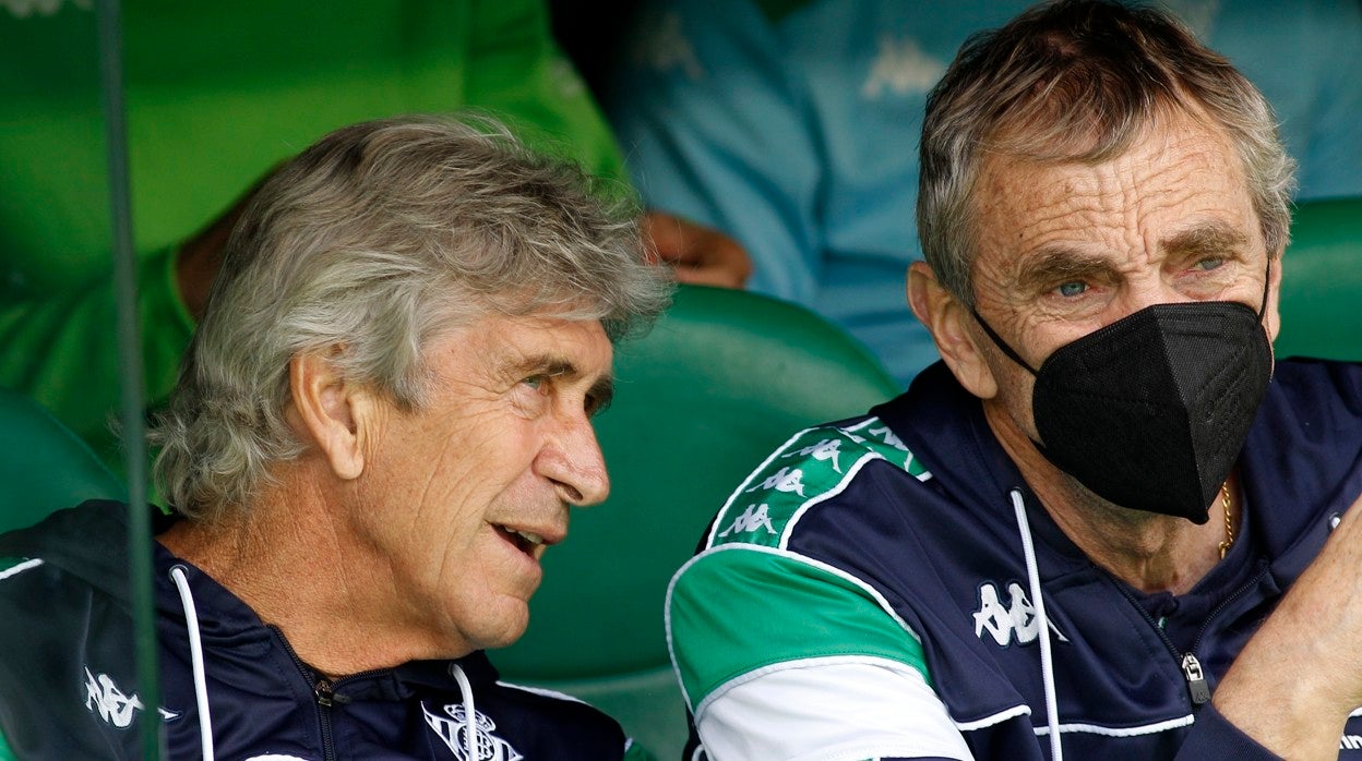 Pellegrini dialoga con Rubén Cousillas ante de un partido