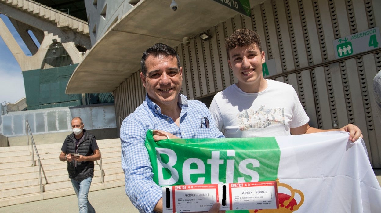 Dos aficionados del Real Betis, con sus entradas para la final de la Copa del Rey y la bandera conmemorativa