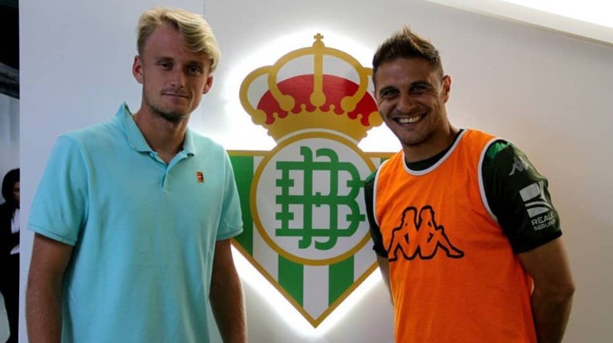 Nicola Kuhn posa con Joaquín en el estadio Benito Villamarín
