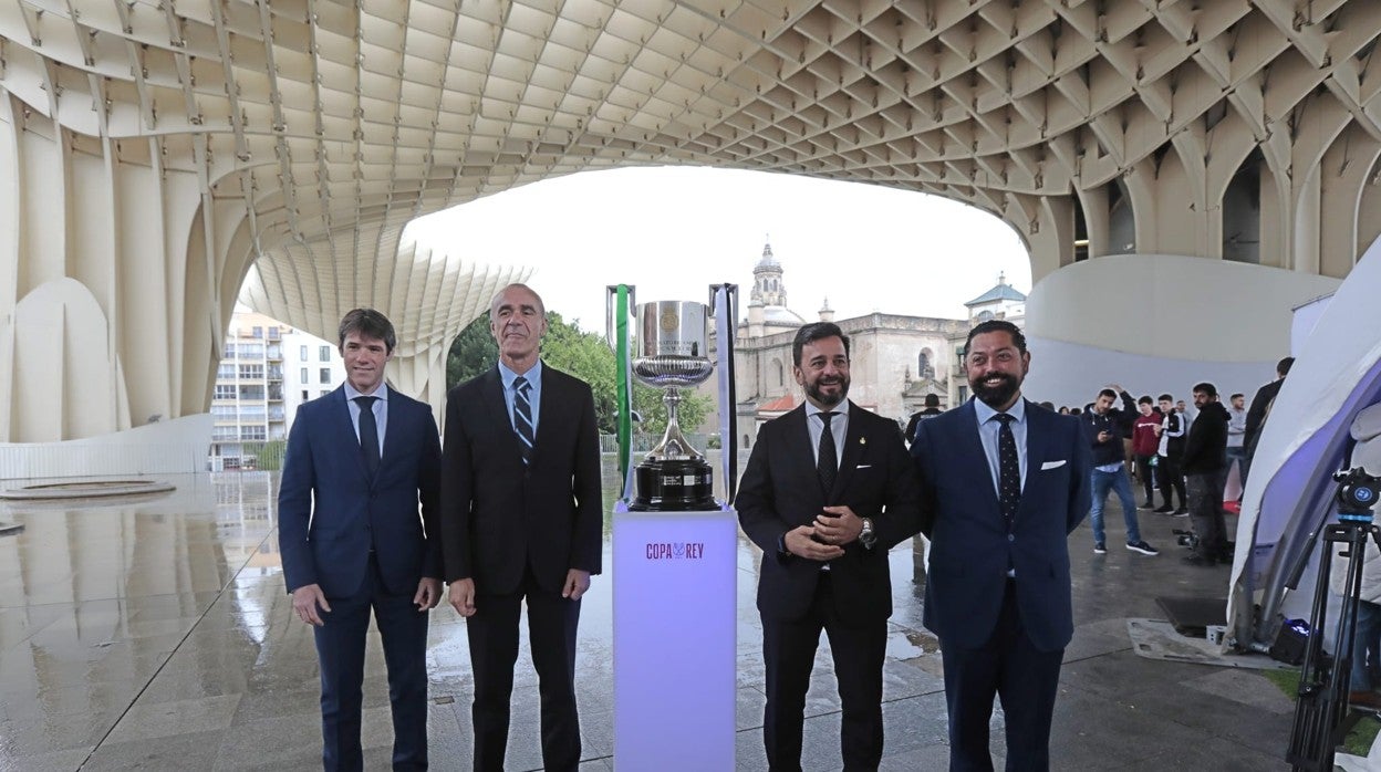 El Trofeo de la Copa del Rey estará hasta este sábado por la tarde en las Setas de Sevilla