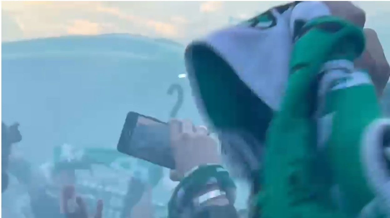 La espectacular llegada de la expedición del Betis al estadio de la Cartuja