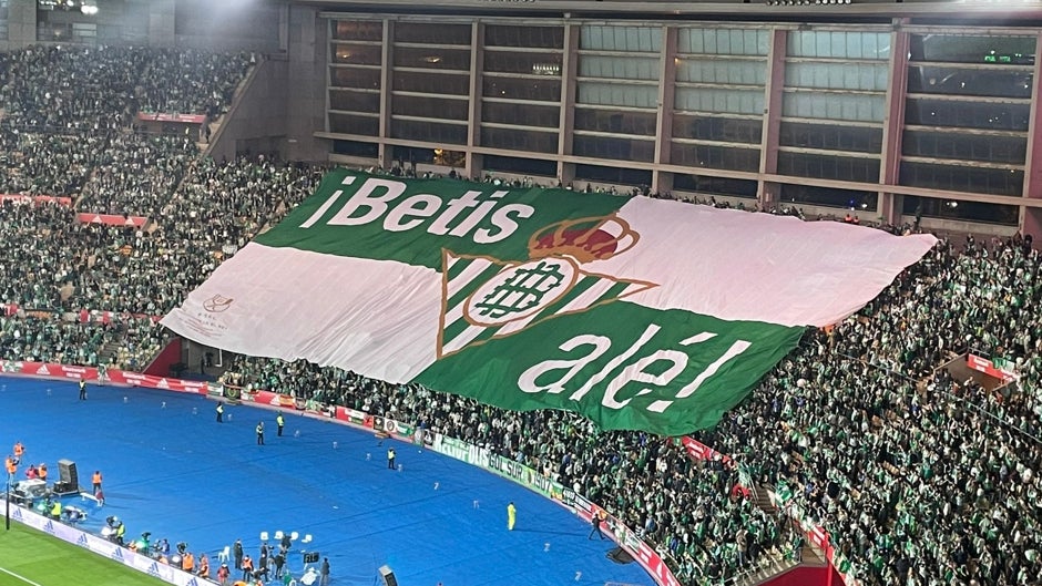 «Betis, Alé», el tifo que ha recibido al equipo antes de la final de la Copa del Rey