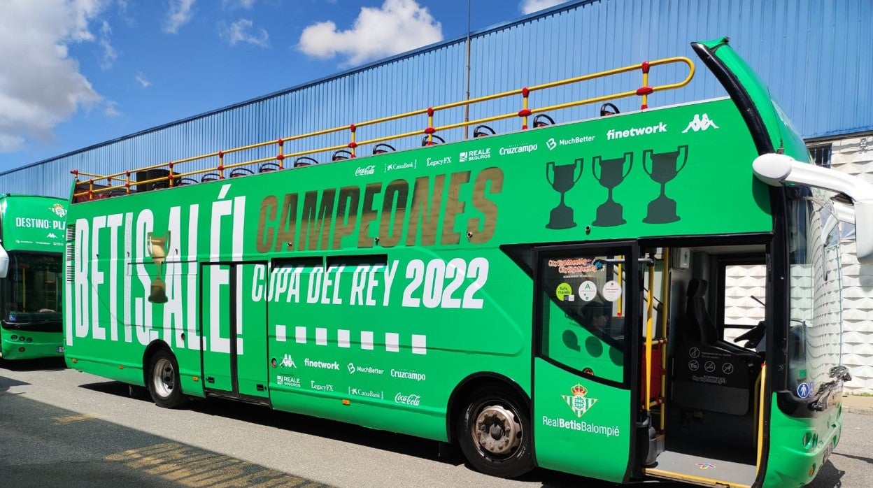 Imagen del autobús que llevará a la plantilla del Betis por Sevilla para celebrar la tercera Copa del Rey