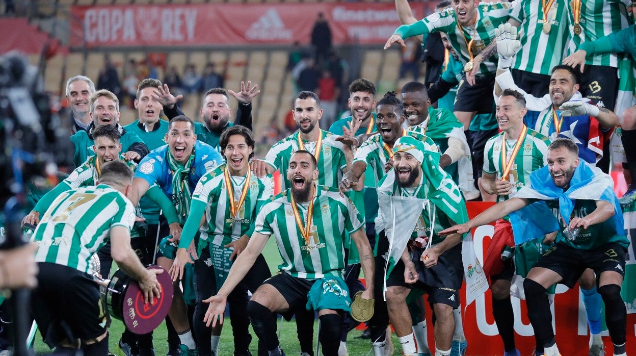 Los jugadores del Betis esperan a Joaquín mientras trae la Copa del Rey conquistada ante el Valencia