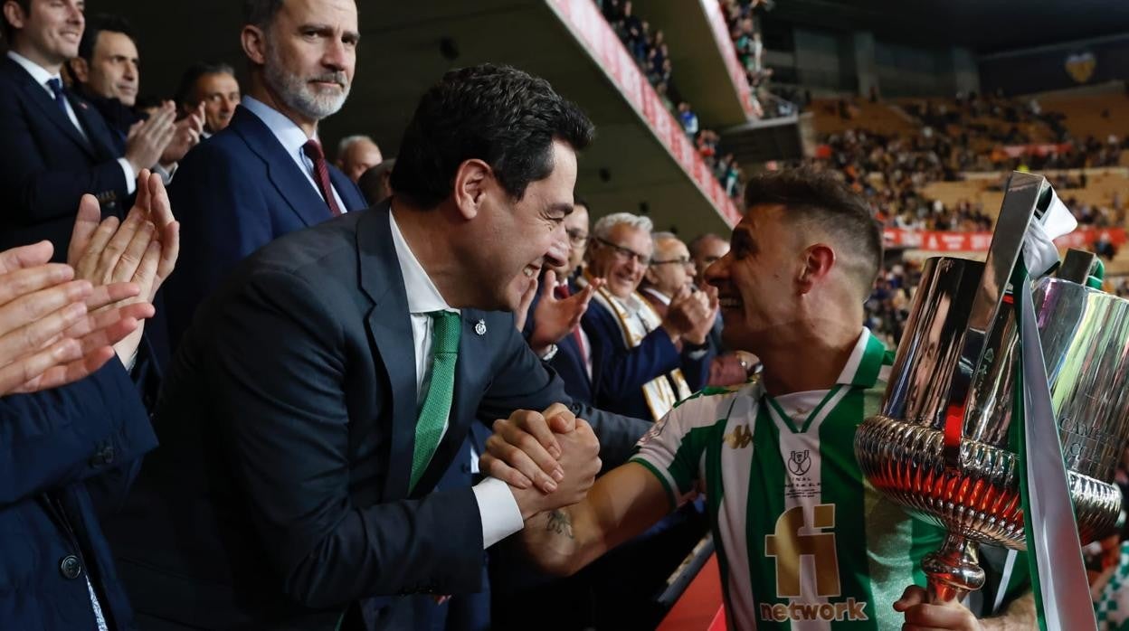 Juanma Moreno felicita a Joaquín Sánchez