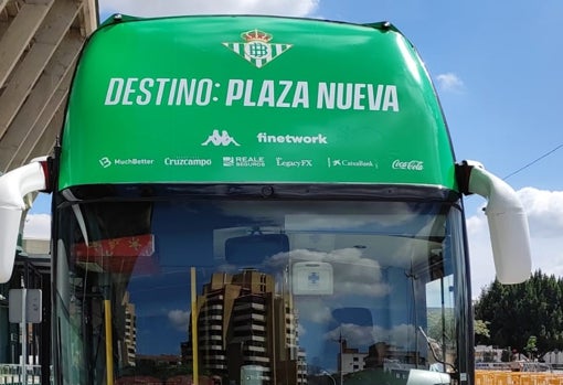 Detalle frontal del autobús que trasladará a la plantilla y los técnicos del Betis para celebrar la Copa del Rey