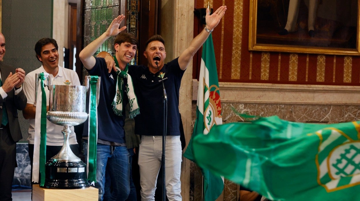 Joaquín con Miranda tras el discurso en el Ayuntamiento