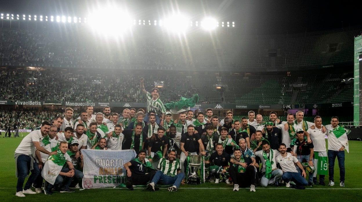 Los jugadores del Betis posan con la Copa del Rey sobre el césped del Benito Villamarín