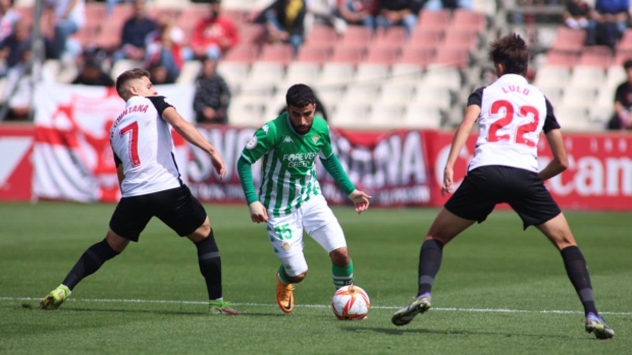 Yassin Fekir intenta marcharse de Nacho Quintana y Lulo en el derbi de filiales
