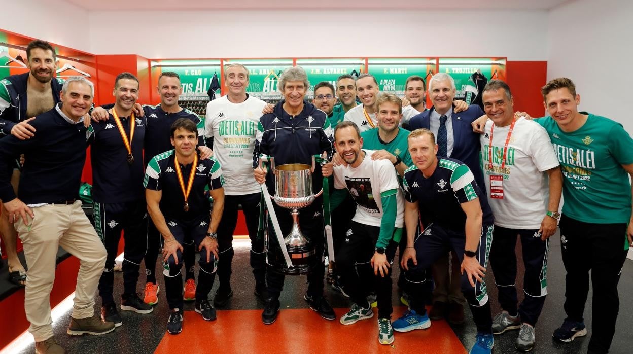 Manuel Pellegrini y su cuerpo técnico en el Real Betis posan con la Copa del Rey