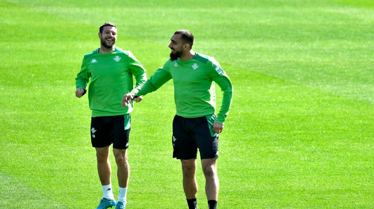 Atior y Borja Iglesias sonríen durante un entrenamiento del Betis